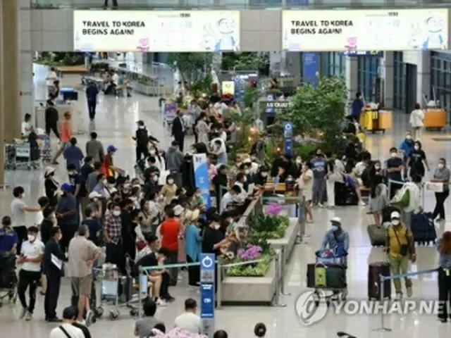 海外からの入国者で混み合う仁川国際空港＝（聯合ニュース）