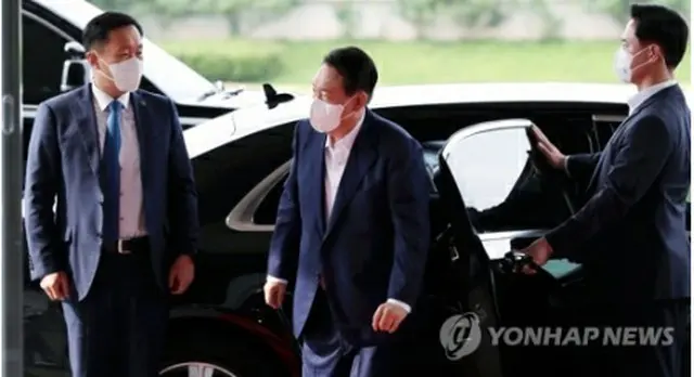 ソウル・竜山の大統領室に入る尹錫悦（ユン・ソクヨル）大統領（中央）＝聯合ニュース）