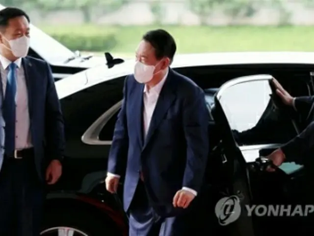 ソウル・竜山の大統領室に入る尹錫悦（ユン・ソクヨル）大統領（中央）＝聯合ニュース）