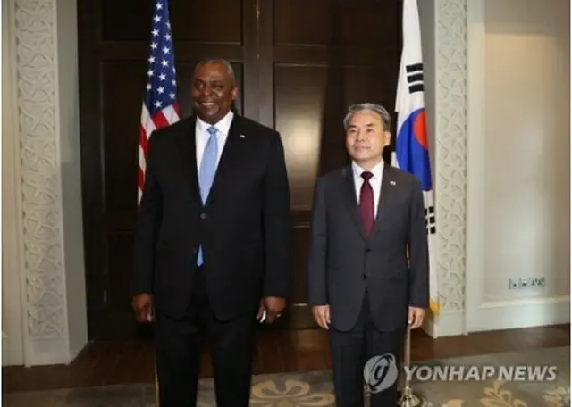6月11日、シンガポールで会談した李氏（右）とオースティン氏＝（聯合ニュース）