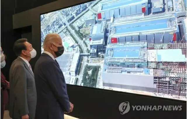 ５月にソウル近郊の京畿道平沢市にあるサムスン電子の半導体工場を視察したバイデン米大統領（右）と尹錫悦（ユン・ソクヨル）大統領（資料写真）＝（聯合ニュース）