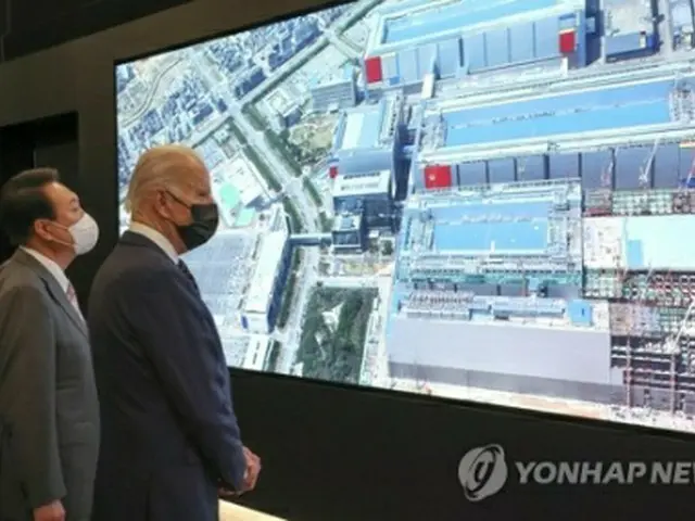 ５月にソウル近郊の京畿道平沢市にあるサムスン電子の半導体工場を視察したバイデン米大統領（右）と尹錫悦（ユン・ソクヨル）大統領（資料写真）＝（聯合ニュース）