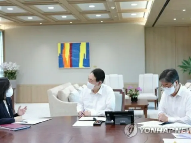 25日、金賢淑（キム・ヒョンスク）女性家族部長官（左）から業務報告を受ける尹大統領（中央、大統領室提供）＝（聯合ニュース）≪転載・転用禁止≫