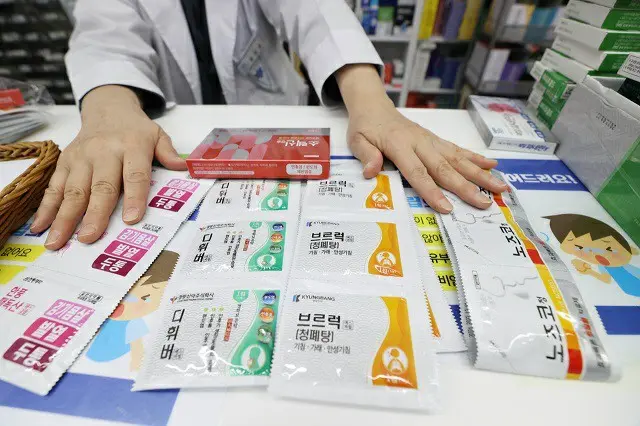 韓国の薬局の薬剤師が風邪薬をみせている様子（画像提供:wowkorea）