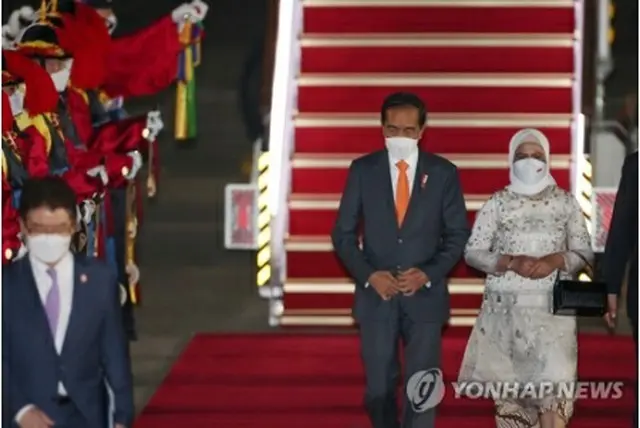 ソウル空港（軍用空港）に到着したジョコ大統領夫妻＝27日、城南（聯合ニュース）