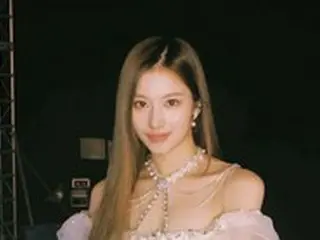 サナ（TWICE）、超ミニドレスで完璧なスタイル見せつける…座っていてもSライン