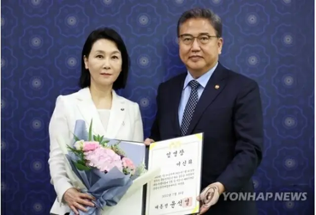 任命式で記念撮影する李信和氏（左）と朴振氏＝２８日、ソウル（聯合ニュース）