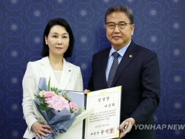 任命式で記念撮影する李信和氏（左）と朴振氏＝２８日、ソウル（聯合ニュース）