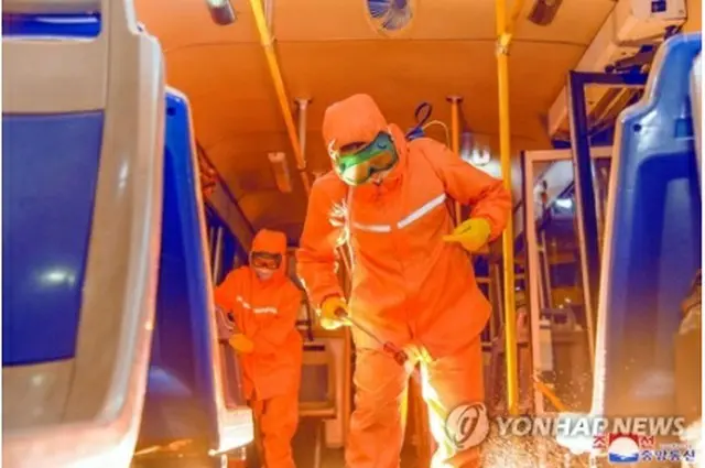 北朝鮮の公共交通機関での消毒作業（資料写真）＝（朝鮮中央通信＝聯合ニュース）≪転載・転用禁止≫