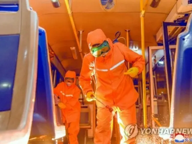 北朝鮮の公共交通機関での消毒作業（資料写真）＝（朝鮮中央通信＝聯合ニュース）≪転載・転用禁止≫