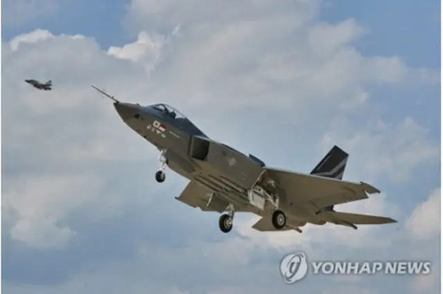 19日、最初の試験飛行に成功したKF21（防衛事業庁提供）＝（聯合ニュース）≪転載・転用禁止≫