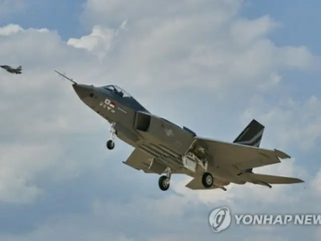 19日、最初の試験飛行に成功したKF21（防衛事業庁提供）＝（聯合ニュース）≪転載・転用禁止≫