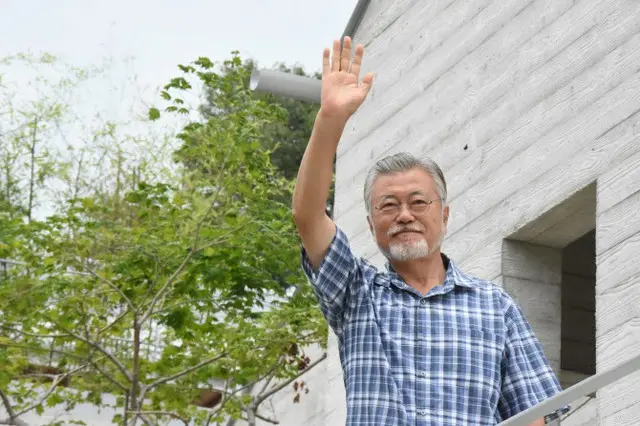 梁山市の私邸前で支持者集会に向かって手を振る文在寅前大統領（画像提供:wowkorea）