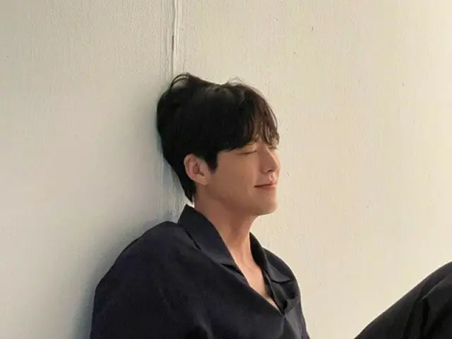 俳優キム・ウビン、スタッフの横でさらに際立つ広い肩…グラビア撮影ビハインド公開（画像提供:wowkorea）