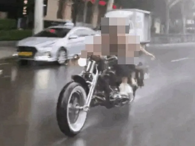 上着を脱衣した男とビキニ女…江南のオートバイカップルが話題＝韓国（画像提供:wowkorea）