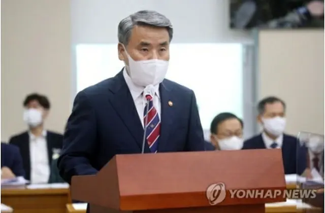 国会国防委員会に出席した李氏（国会写真記者団）＝1日、ソウル（聯合ニュース）
