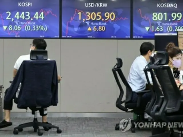 株価指数や為替相場が表示されたハナ銀行本店ディーリングルームのモニター＝１日、ソウル（聯合ニュース）