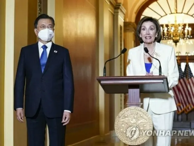２０２１年５月、米ワシントンを訪問した当時の文在寅（ムン・ジェイン）韓国大統領（左）とペロシ下院議長＝（聯合ニュース）