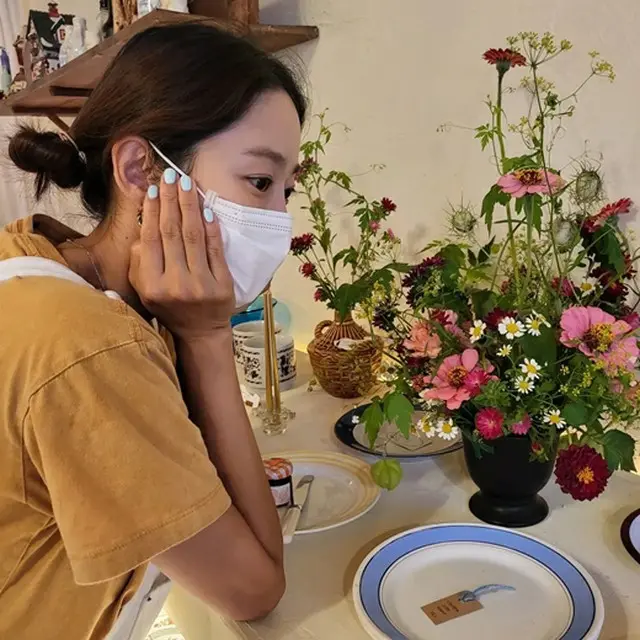 女優チョン・ヘビン、「フランスの台本集」受け取り感激…「わくわくして震える」（画像提供:wowkorea）