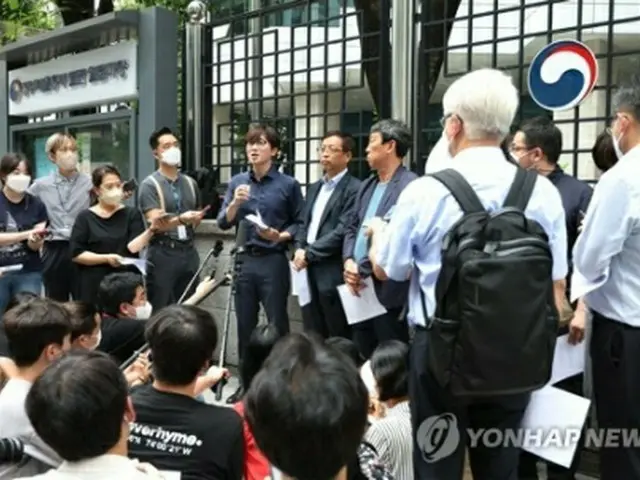 外交部庁舎前で記者会見した被害者の支援団体と弁護士＝3日、ソウル（聯合ニュース）