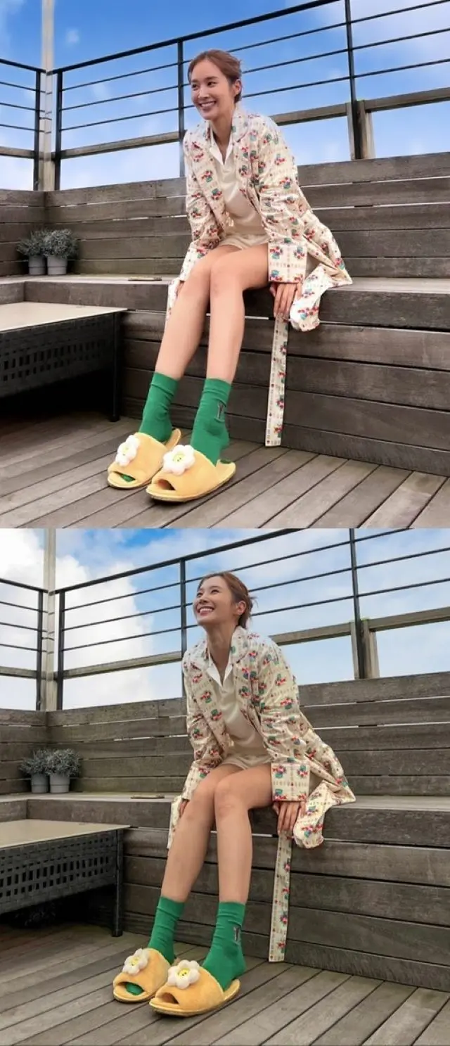 「少女時代」のユリ、スリッパを履いていても11字美脚がこんなに際立つなんて…次回作ドラマは「グッジョブ」（画像提供:wowkorea）