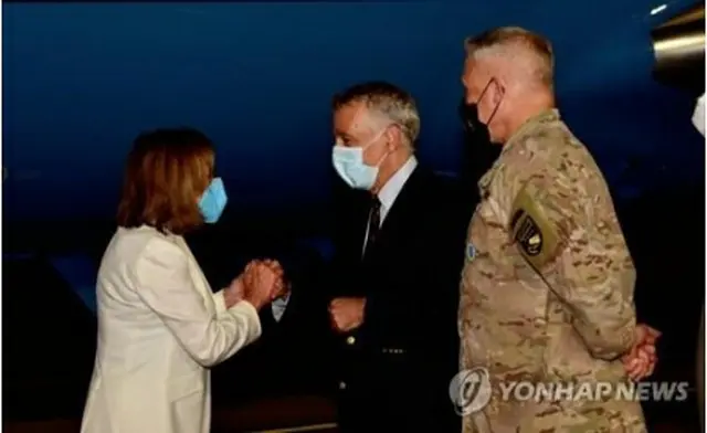 3日午後、ソウル近郊の京畿道平沢市にある烏山空軍基地に到着したペロシ氏（左、在韓米大使館ツイッターより）＝（聯合ニュース）≪転載・転用禁止≫