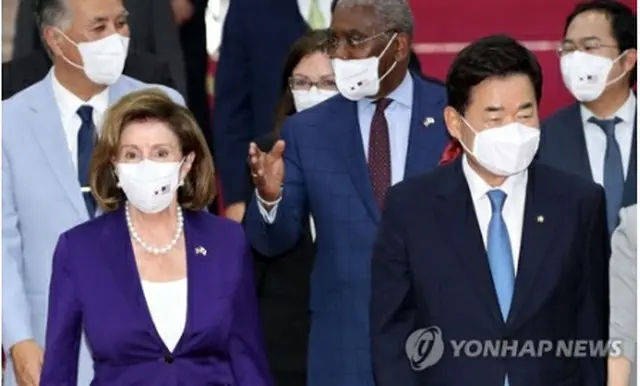 韓国国会を訪れたペロシ下院議長（左）。金国会議長と連れ立って会談の会場に移動している（国会写真記者団）＝４日、ソウル（聯合ニュース）