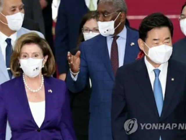 韓国国会を訪れたペロシ下院議長（左）。金国会議長と連れ立って会談の会場に移動している（国会写真記者団）＝４日、ソウル（聯合ニュース）