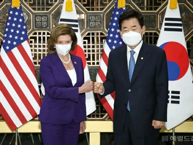 韓国の金振杓国会議長（右）とナンシー・ペロシ米国下院議長が4日、ソウルの国会で対面している様子（画像提供:wowkorea）