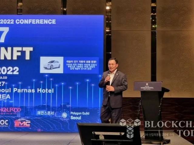 「727 META NFT KOREA 2022」でP2Eゲーム事業の説明をしているパク・ジェソン会長（画像提供:wowkorea）