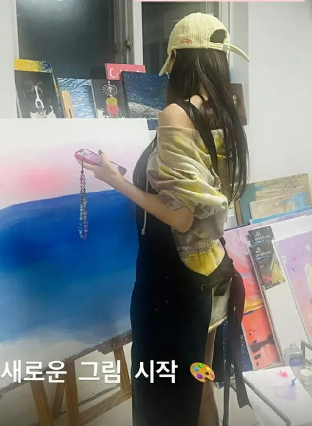 「脱出おひとり島」ソン・ジア、自粛後に絵画を開始？後ろ姿もファッショナブル（画像提供:wowkorea）