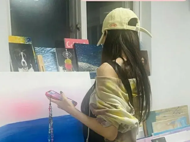 「脱出おひとり島」ソン・ジア、自粛後に絵画を開始？後ろ姿もファッショナブル（画像提供:wowkorea）