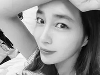 女優イ・ミンジョン、すっぴん姿でベッドに横たわる自撮りでもグラビアのようにパーフェクトな美しさ