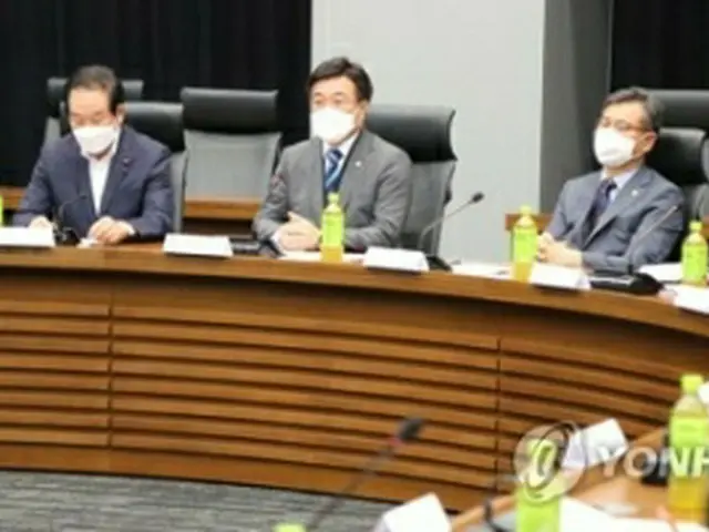 日韓議員連盟との合同幹事会議に出席した韓日議員連盟の尹昊重（ユン・ホジュン）幹事長（左から３人目）ら＝４日、東京（聯合ニュース）