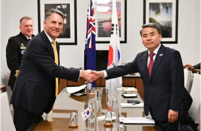 握手を交わすマールス氏（左）と李氏（国防部提供）＝（聯合ニュース）≪転載・転用禁止≫