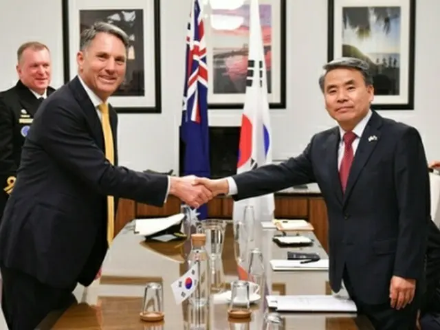 握手を交わすマールス氏（左）と李氏（国防部提供）＝（聯合ニュース）≪転載・転用禁止≫
