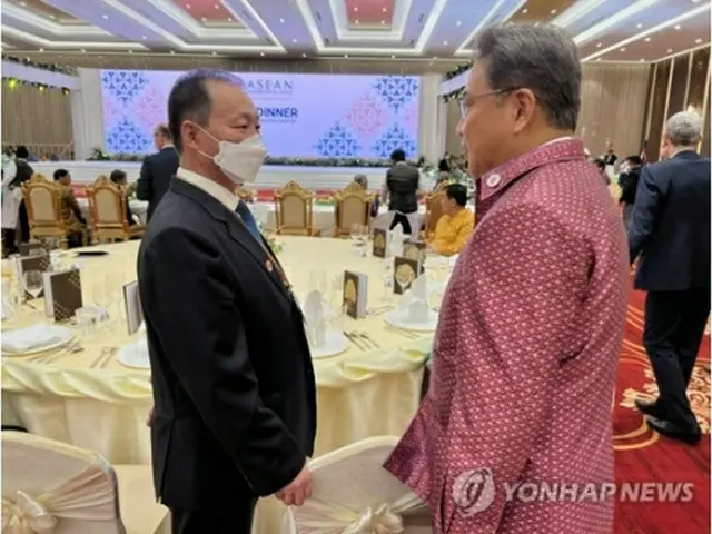 夕食会で立ち話をする朴氏（右）と安氏（外交部提供）＝（聯合ニュース）≪転載・転用禁止≫