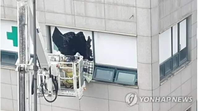救助作業を行う消防当局（読者提供）＝（聯合ニュース）≪転載・転用禁止≫