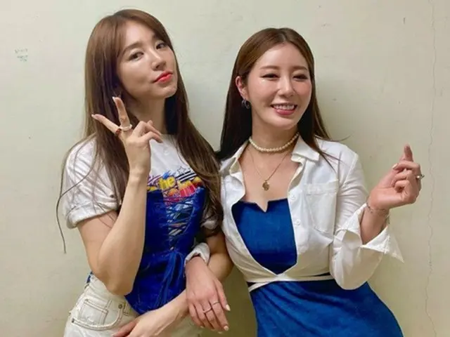 歌手のNaviが女優ユン・ウネとのツーショットを公開した（画像提供:wowkorea）