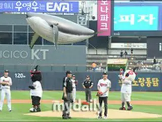 【フォト】俳優カン・テオ、ウ・ヨンウ弁護士の代わりに「クジラと一緒に始球式に来ました！」