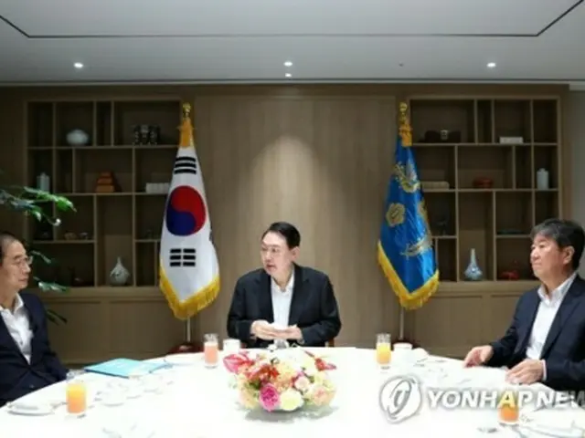 韓首相（左）と週例会合を行う尹大統領（中央、大統領室提供）＝（聯合ニュース）≪転載・転用禁止≫