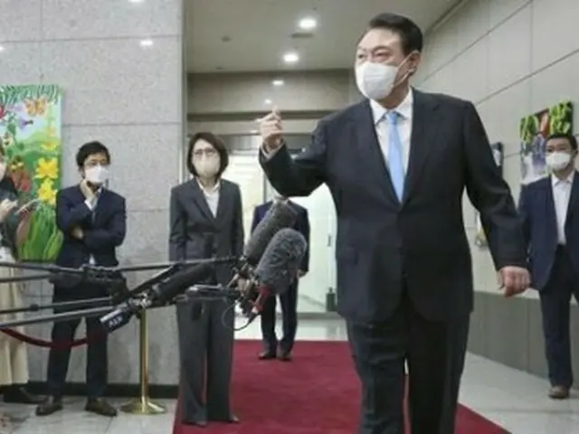 記者団の質問に応じる尹大統領（大統領室通信写真記者団）＝８日、ソウル（聯合ニュース）