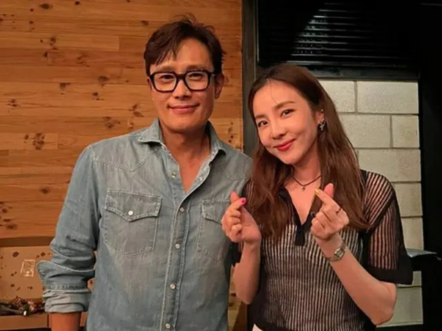 DARA（元2NE1）の横に俳優イ・ビョンホン…2人とも童顔すぎると話題（画像提供:wowkorea）