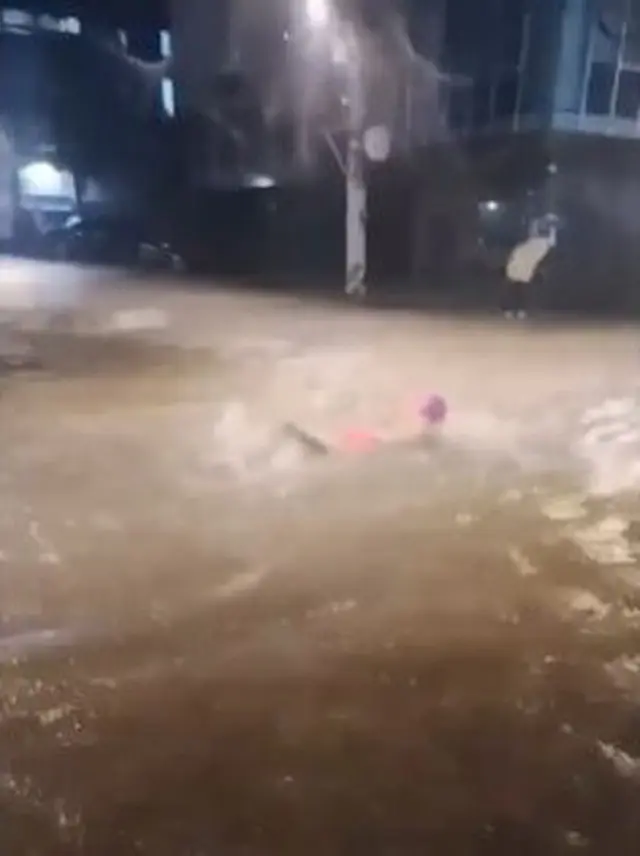 豪雨で浸水した道路で泳ぐ男性…「感電が心配」「皮膚病は大丈夫か」「こんな時に…」など批判の声＝韓国（画像提供:wowkorea）