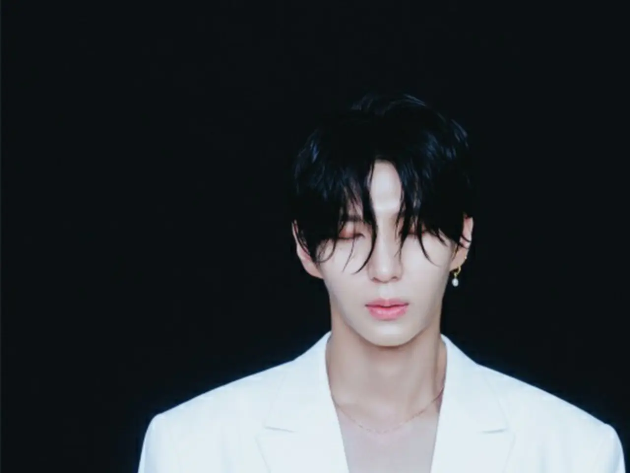 レオ（VIXX）、真っ青な顔と血だらけの手…驚きのビジュアル | wowKorea