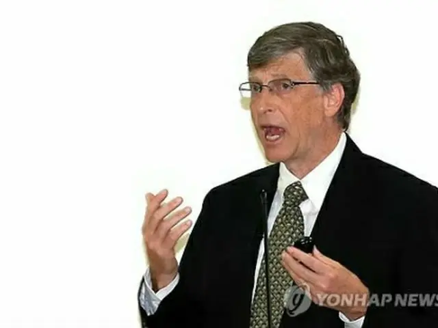 13年4月22日、国会議員会館で演説するゲイツ氏＝（聯合ニュース）