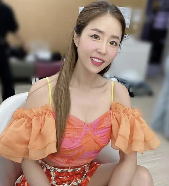 「KOYOTE」シンジ、ビタミンカラーの衣装で華やかに！…40代とは思えない童顔ビジュアル（画像提供:wowkorea）