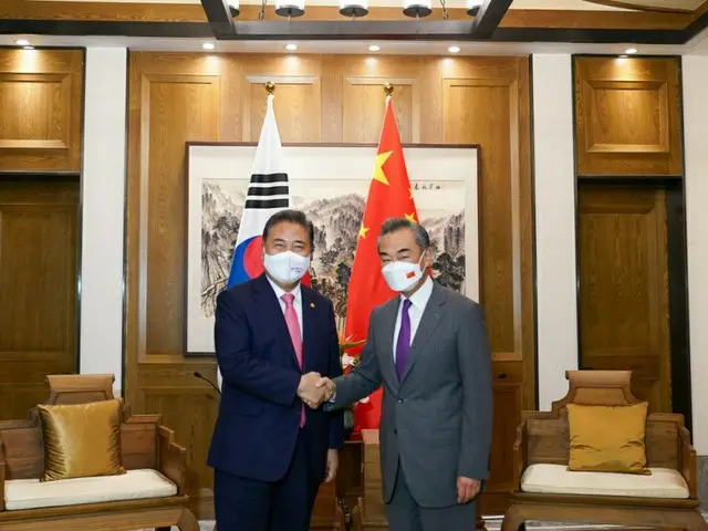 会談から夕食会まで約5時間一緒に過ごした中韓外相（画像提供:wowkorea）