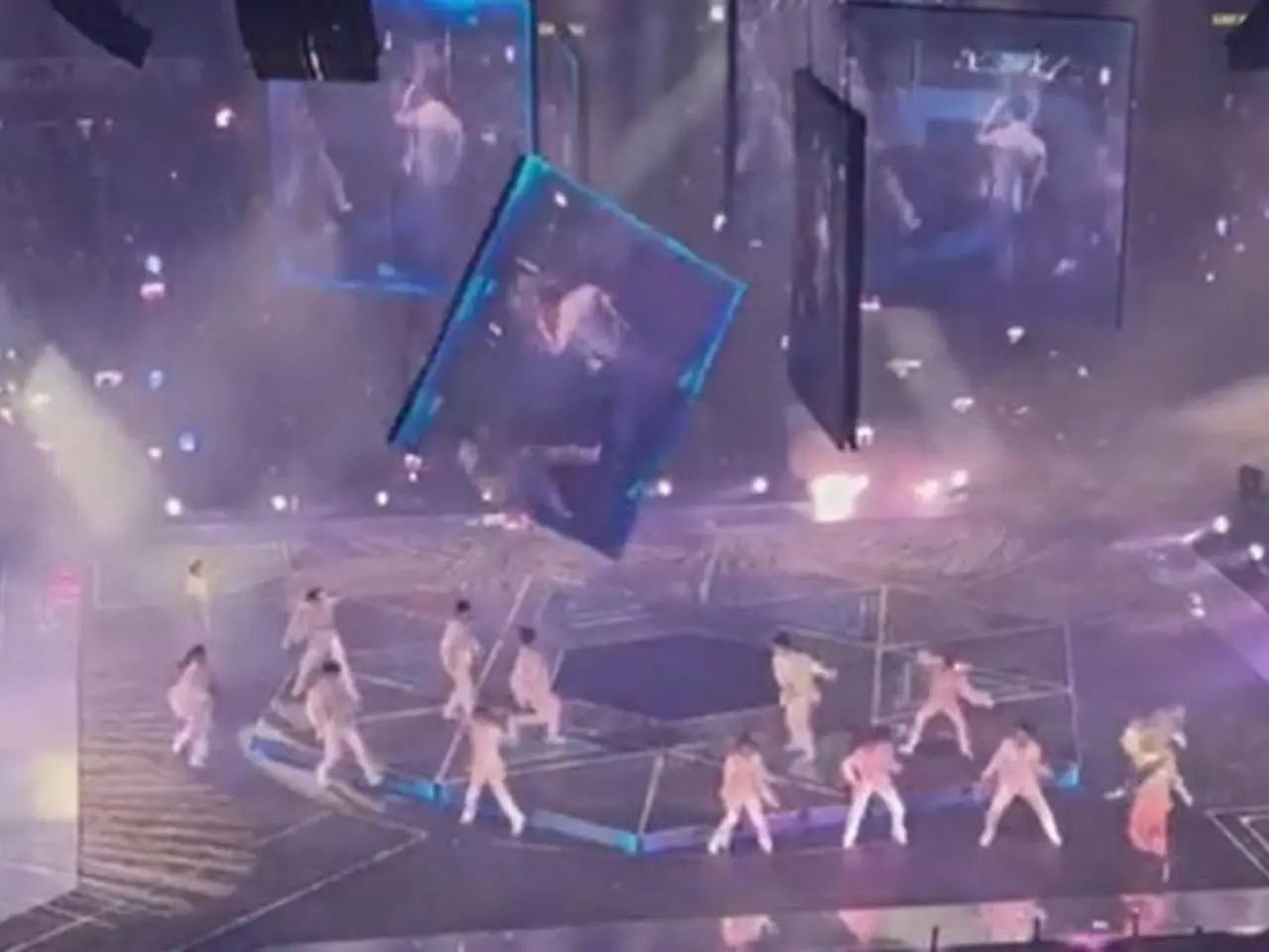 香港アイドル公演で「600kgの大型スクリーン」に巻き込まれたダンサー