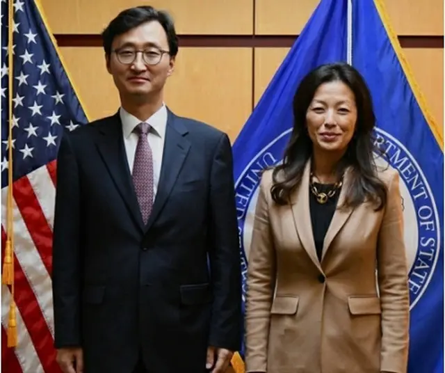 会議に出席した李泰雨・北朝鮮核外交企画団長（左）とジョン・パク北朝鮮担当特別副代表（外交部提供）＝（聯合ニュース）≪転載・転用禁止≫